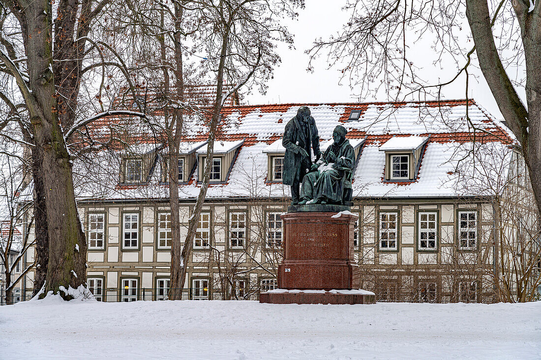 Das verschneite Denkmal für Karl Friedrich Gauss und Wilhelm Weber in Göttingen, Niedersachsen, Deutschland