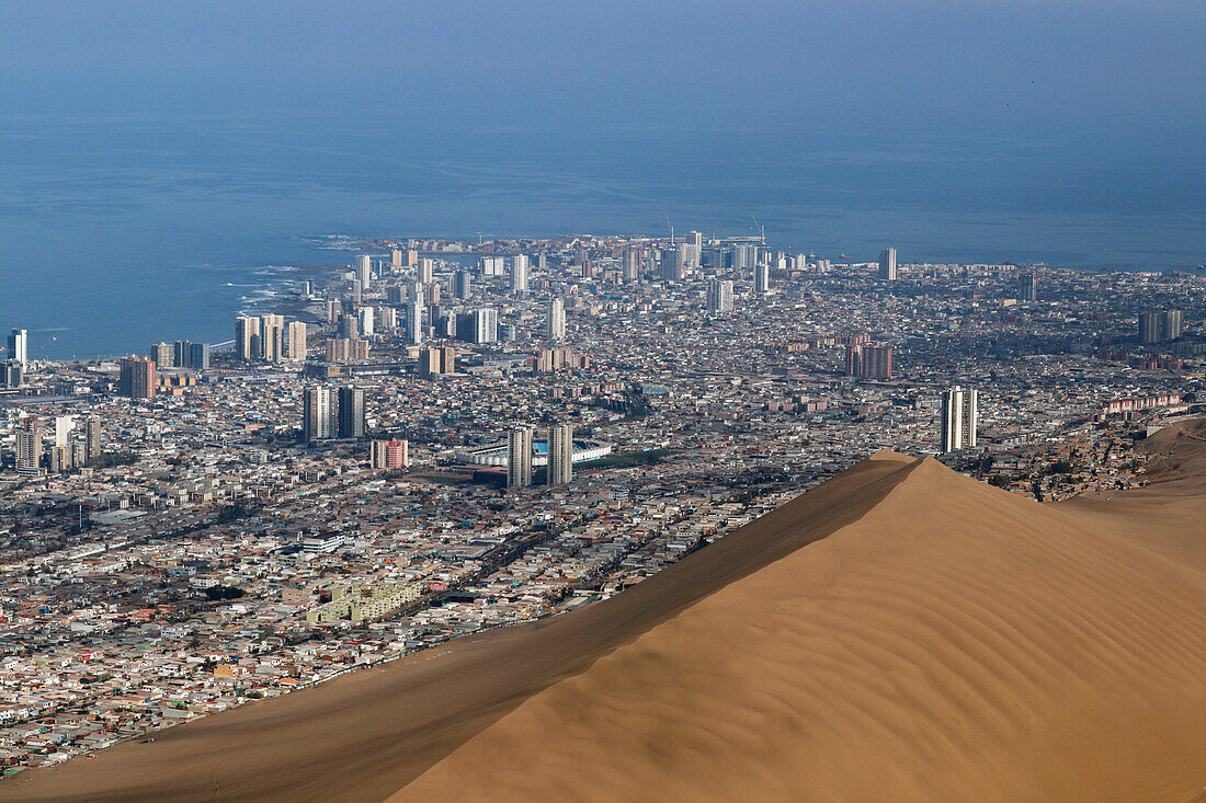 Chile; Nordchile; Region Tarapaca; Iquique; beliebter Strand- und Badeort; im Vordergrund riesige Sanddüne