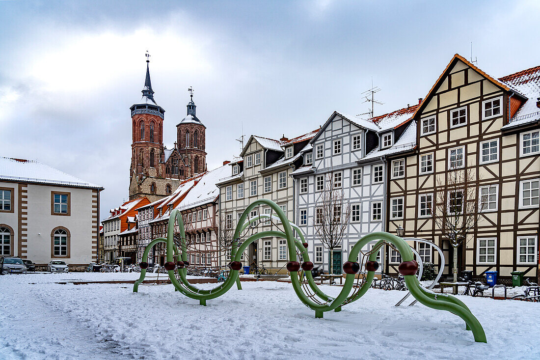  Half-timbered houses on Paulinerstrasse and the St. Johannis Church in Göttingen in winter, Lower Saxony, Germany  