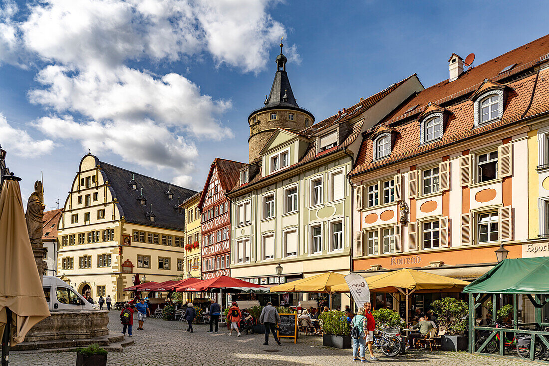 Marktplatz mit Marktturm und Rathaus in der Altstadt von Kitzingen, Unterfranken, Bayern, Deutschland 