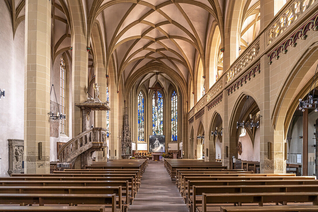 Innenraum der katholischen Stadtpfarrkirche St. Johannes der Täufer in Kitzingen, Unterfranken, Bayern, Deutschland 