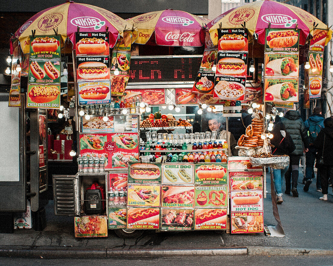 Mann verkauft Hot Dogs aller Art auf den Straßen von New York City, USA
