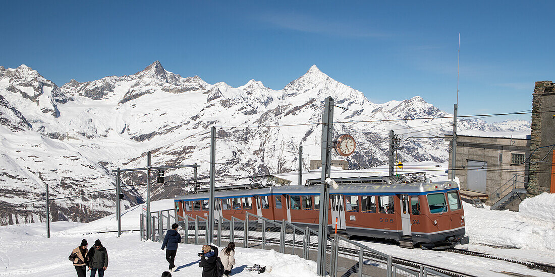 Die Gornergratbahn bei der Einfahrt in die Endstation Gornergrat, Zermatt, Wallis, Schweiz