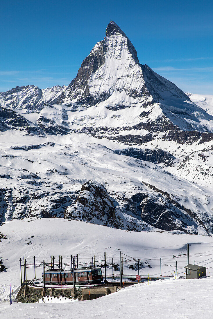 Die Gornergratbahn vor dem Matterhorn, Zermatt, Wallis, Schweiz