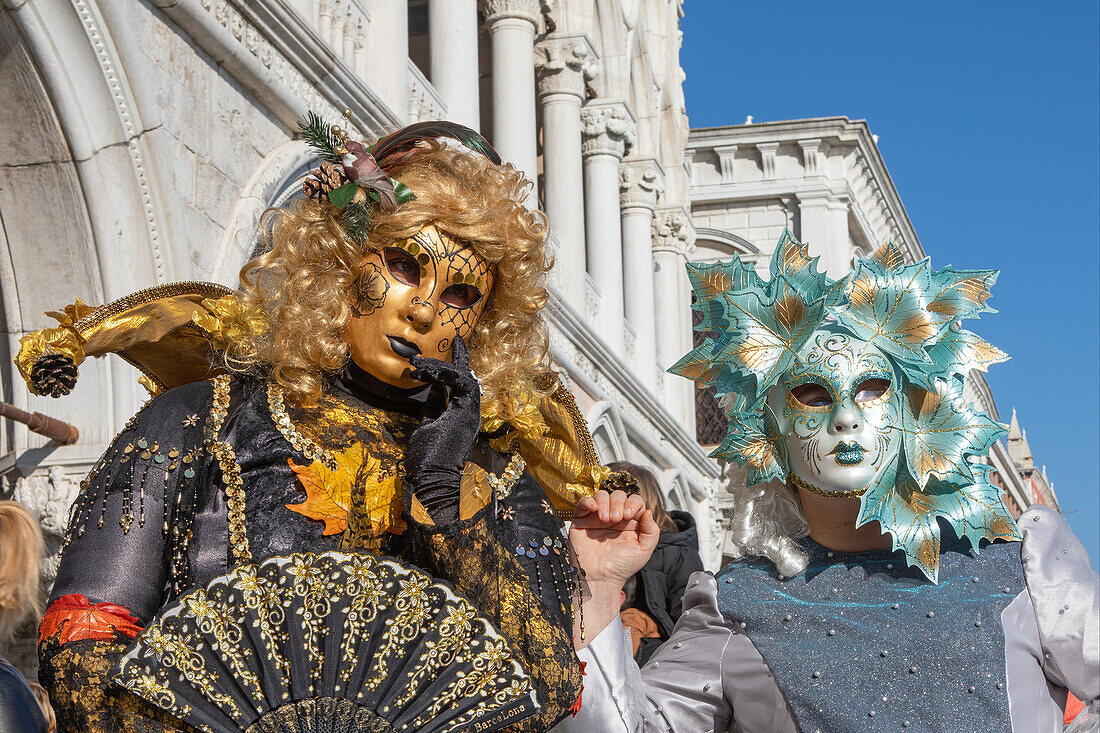 Masken vor dem Dogenpalast beim Karneval in Venedig, Venedig, Italien