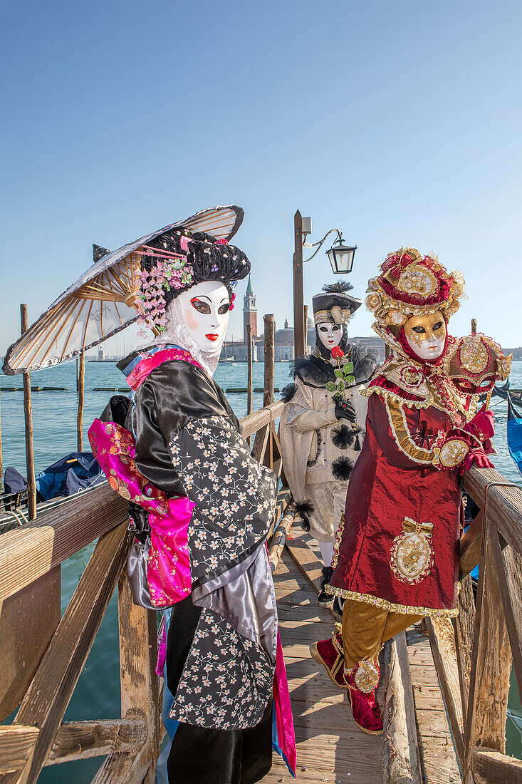 Masken am Canal Grande beim Karneval in Venedig, Venedig, Italien