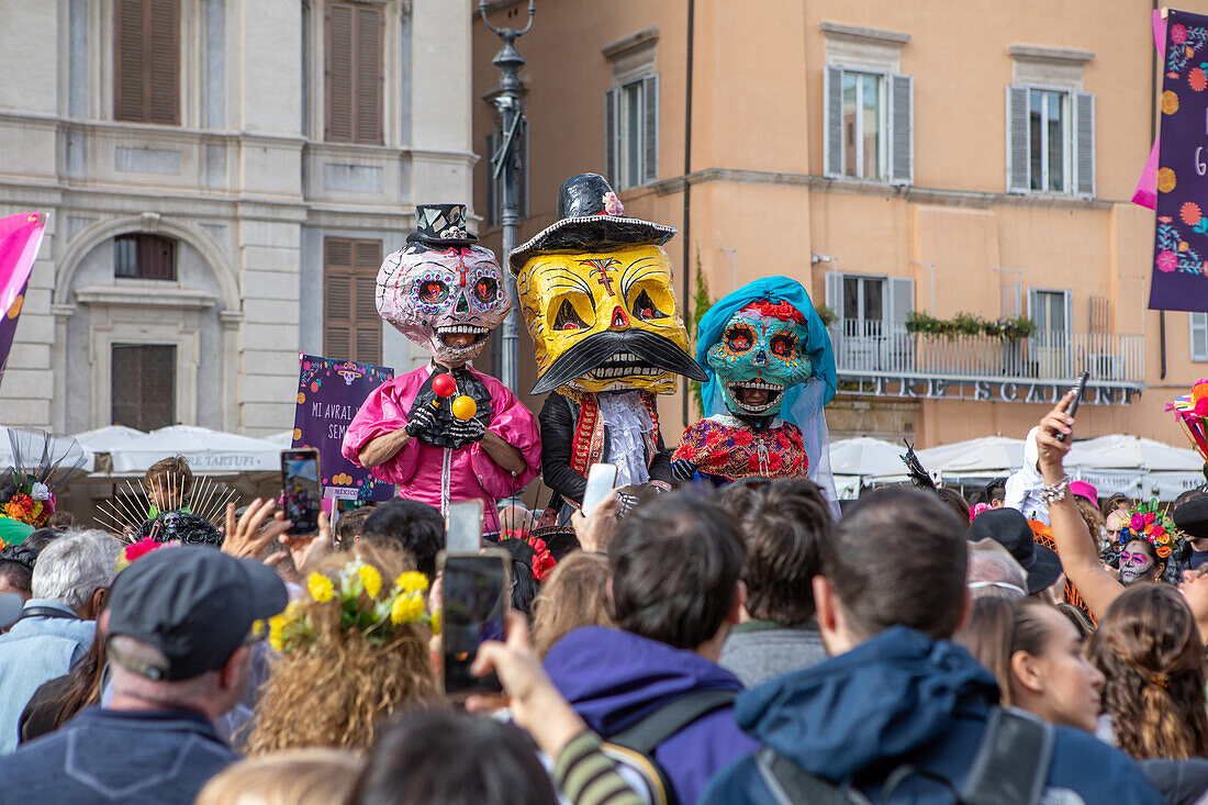 "Tag der Toten" (Día de Muertos) auf der Piazza Navona, Rom, Italien