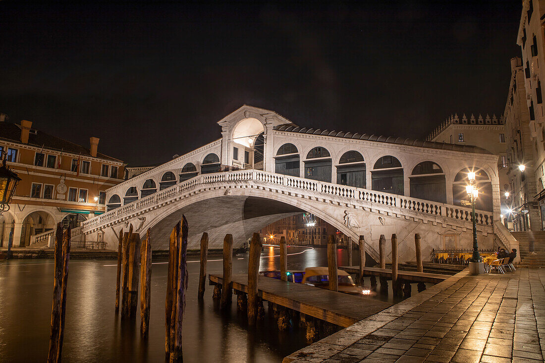 Rialtobrücke bei Nacht, Venedig, Italien