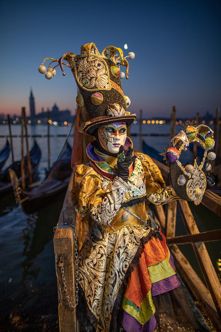 Karneval in Venedig: Maske vor dem Canal Grande in der Nacht, Venedig, Italien