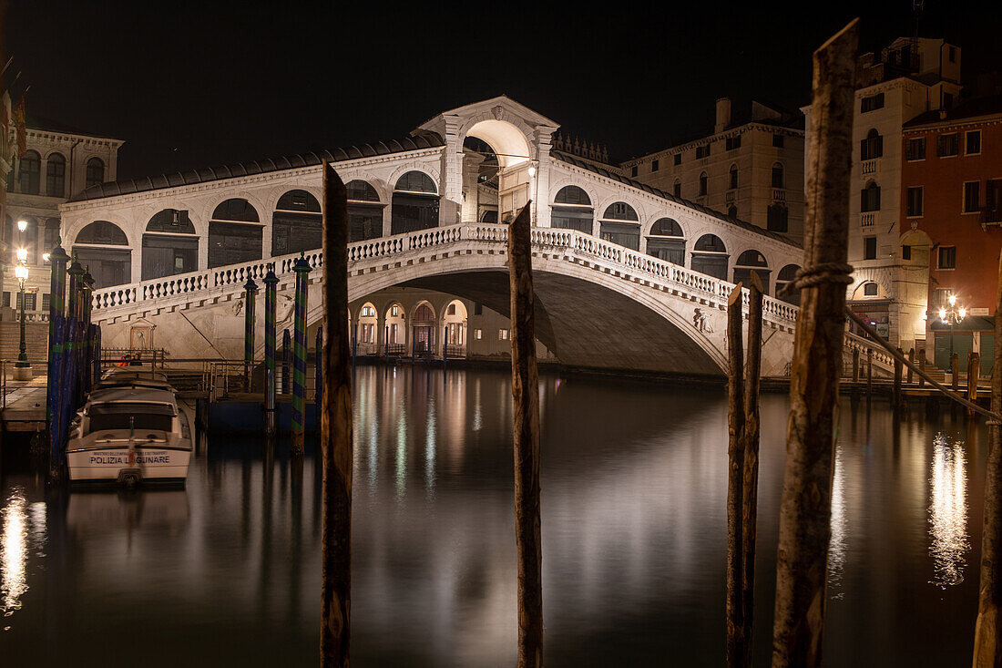 Rialtobrücke über den Canal Grande bei Nacht, Venedig, Italien