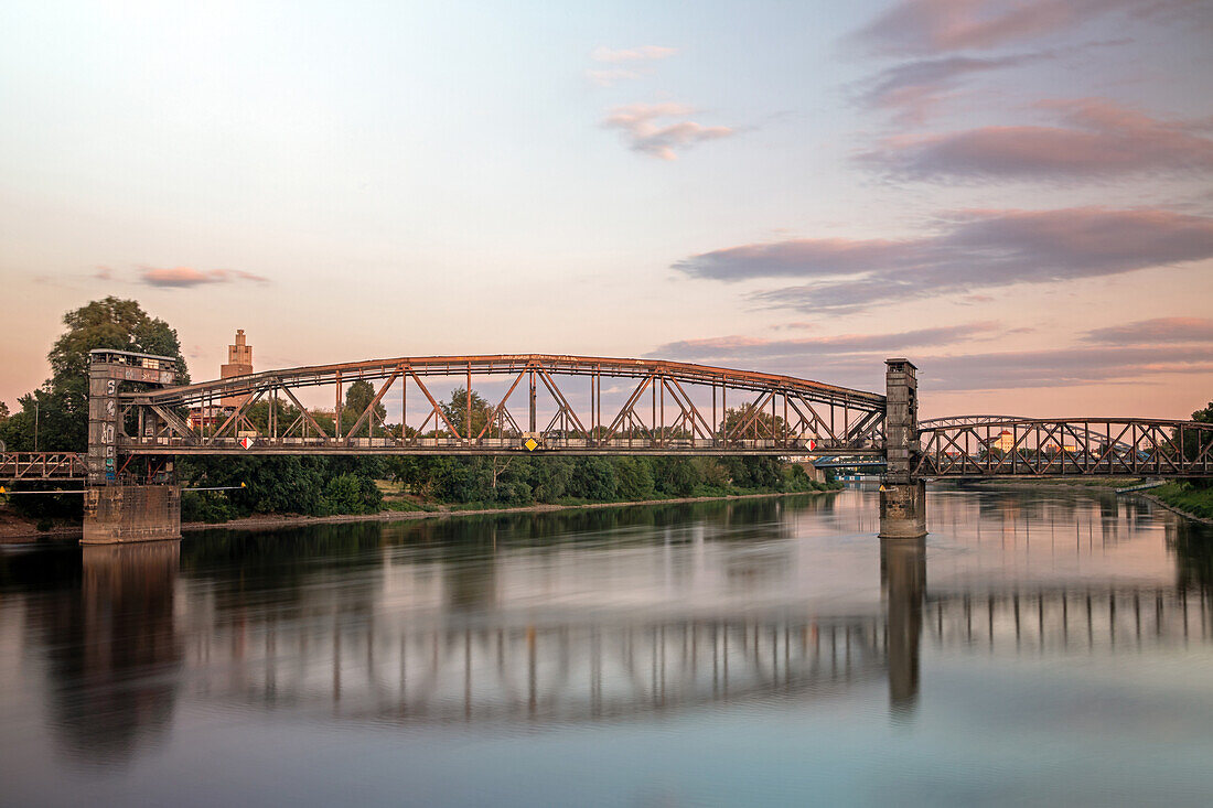 Hubbrücke kurz vor Sonnenuntergang, Magdeburg, Sachsen-Anhalt