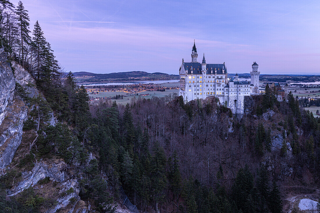 Das Schloss Neuschwanstein am frühen Morgen, Füssen, Allgäu, Bayern, Deutschland, Europa