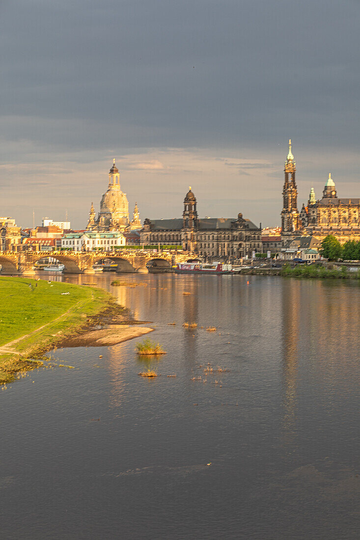  Evening in Dresden, Elbe, Saxony, Germany, Europe 