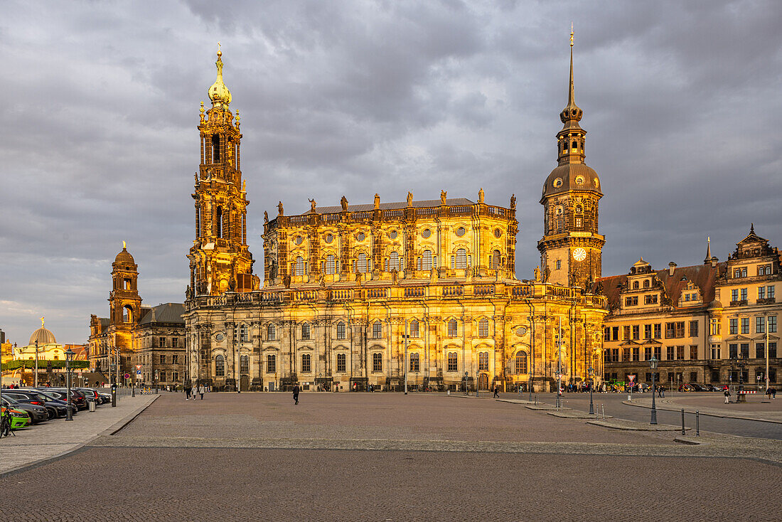 Abends in Dresden, Kathedrale Sanctissimae Trinitatis, Zwinger, Elbe, Sachsen, Deutschland, Europa