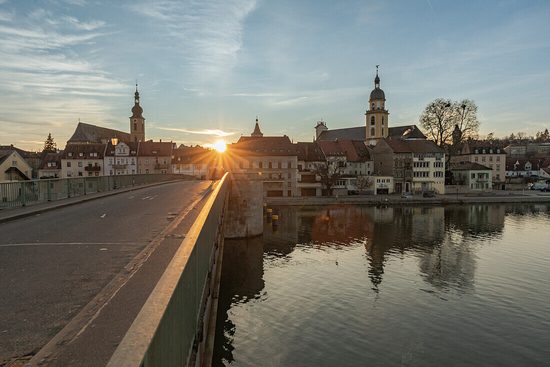 Sonnenuntergang auf der Alten Mainbrücke, Kitzingen, Unterfranken, Franken, Bayern, Deutschland, Europa