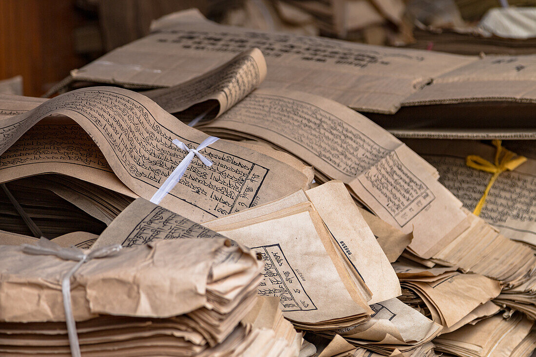  Stack of bound texts with Tibetan script in the Kumbum Champa Ling monastery near Xining, China 