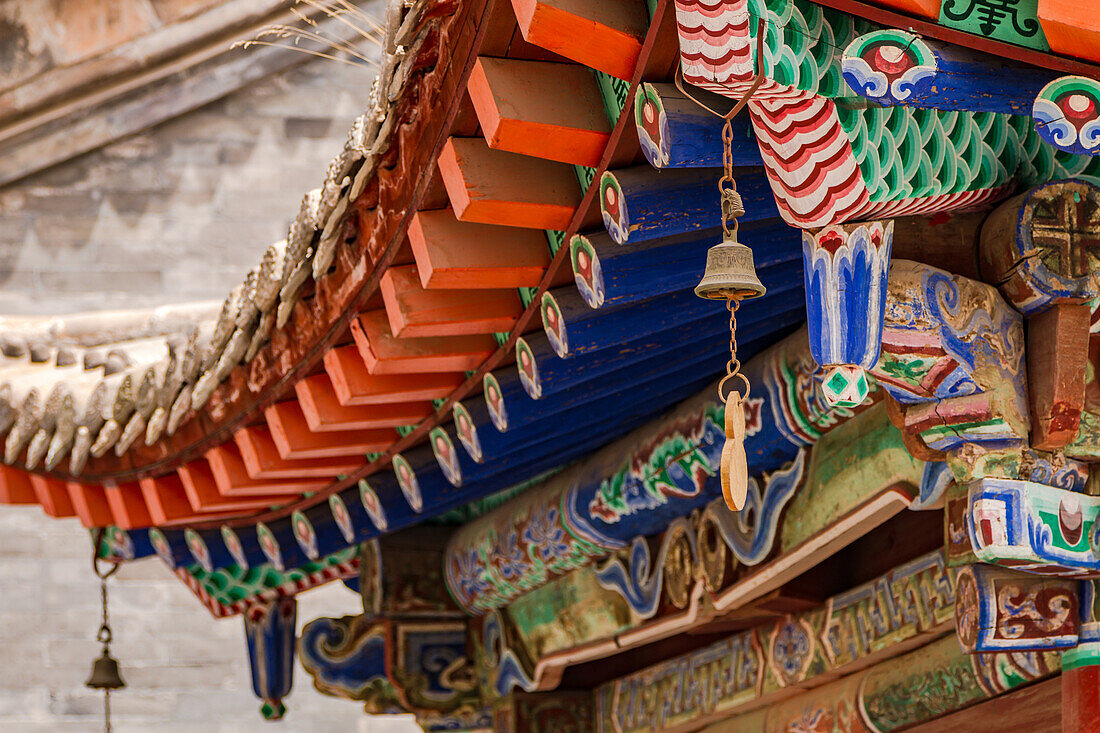 Kunstvoll und bunt verzierte Dächer mit Ornamenten sowie spektakulären Dekorationen am Kloster Kumbum Jampaling, Xining, China