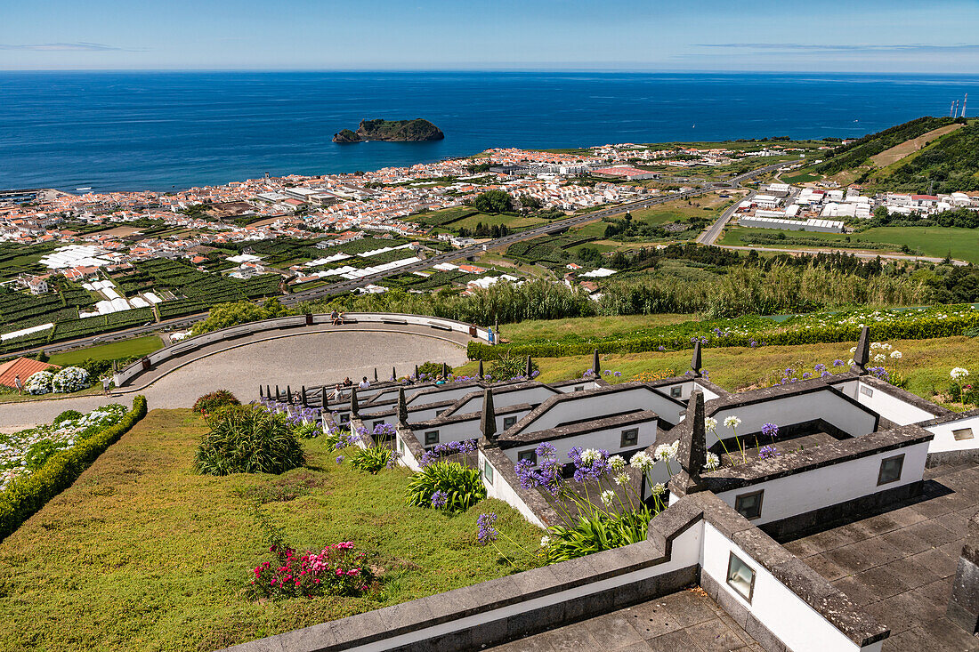 Blick vom Aussichtspunkt bei der Ermida de Nossa Senhora da Paz auf Vila Franca do Campo und den Atlantik vor São Miguel, Azoren, Portugal