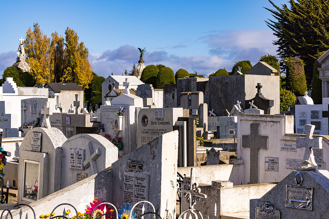 Viele unterschiedliche Gräber und Kapellen auf dem architektonisch interessanten Friedhof von Punta Arenas, Chile, Patagonien