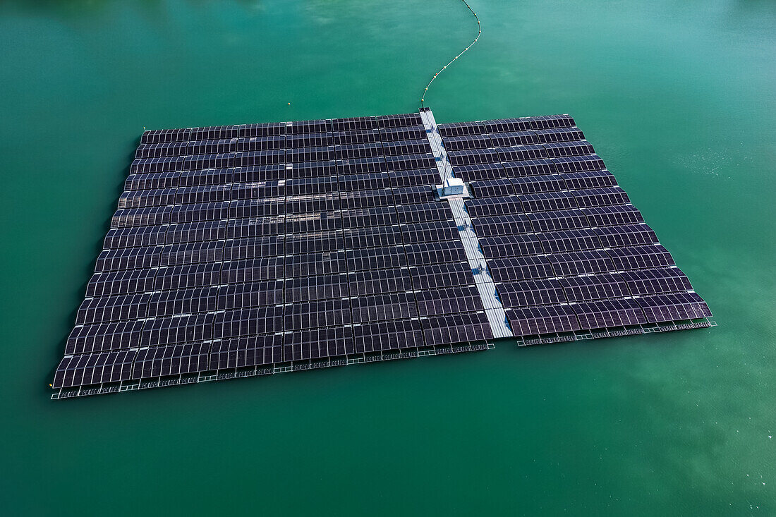 Schwimmende Plattform mit Solarmodulen einer Solarfarm oder Solarpark auf dem Wasser von einem See