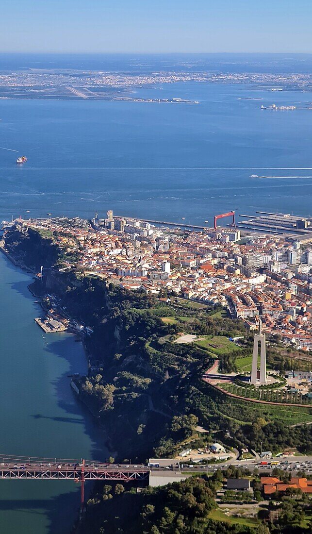 Anflug auf die Stadt mit Blick auf Christusstatue Cristo Rei und Brücke Ponte 25 de Abril, Lissabon, Portugal