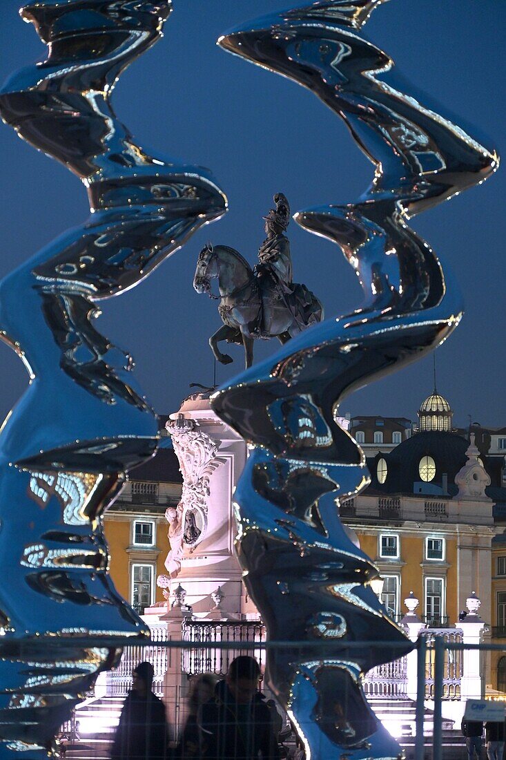 Dom José Monument und Kunstwerk bei Nacht am Platz Praca do Comercio, Lissabon, Portugal