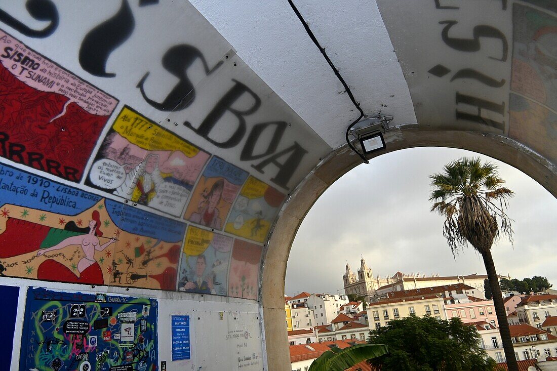 Fußgängertunnel in der Altstadt Alfama, Lissabon, Portugal