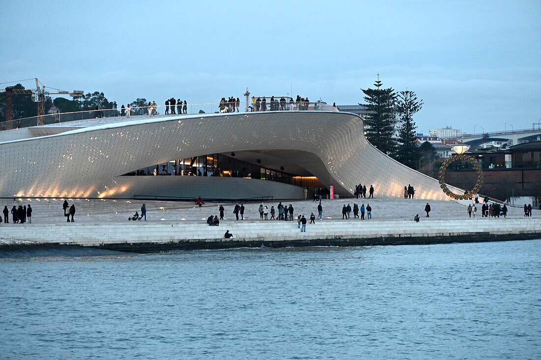 Menschen auf der Brücke vom Museum Maat, Museu de Arte, Arquitetura e Tecnologia im Sonnenuntergang, Stadtteil Belem, Lissabon, Portugal