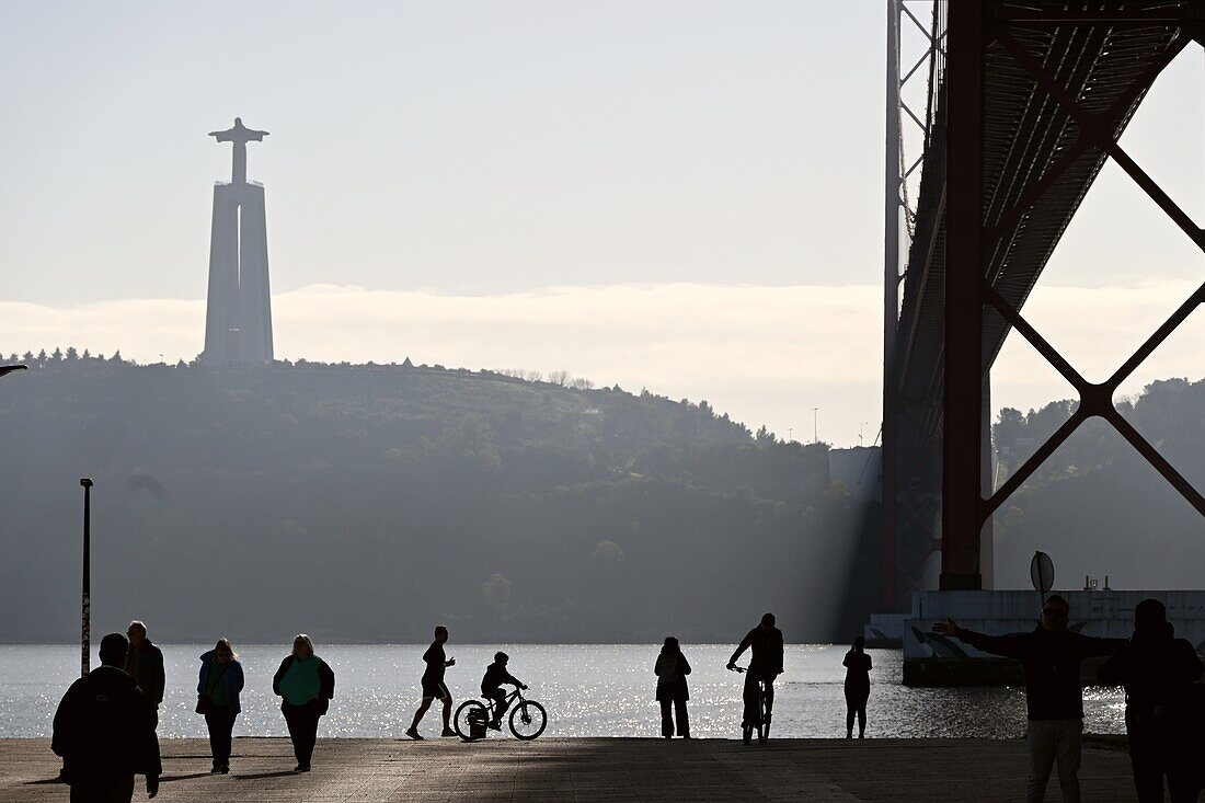 Cristo Rei Statue und Brücke Ponte de 25 Abril am Fluß Tejo, Lissabon, Portugal