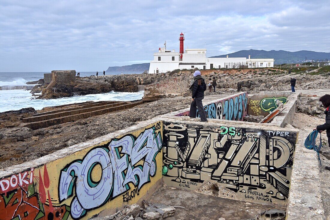 Ruinen mit Graffiti  am Strand Praia do Guincho, Atlantik, bei Cascais, Region Lissabon, Portugal