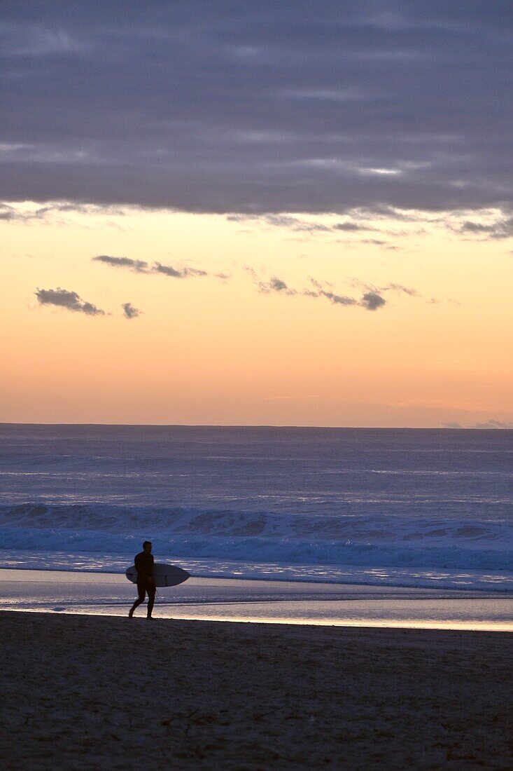 Surfer am Strand Praia do Guincho bei Sonnenuntergang, Atlantik, bei Cascais, Region Lissabon, Portugal