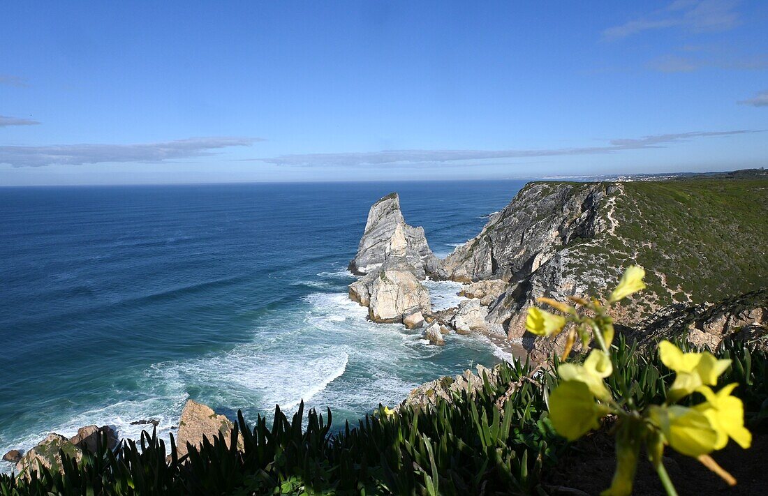 Blick auf Felsformationen im Meer am Cabo da Roca, Atlantikküste bei Sintra, Region Lissabon, Portugal