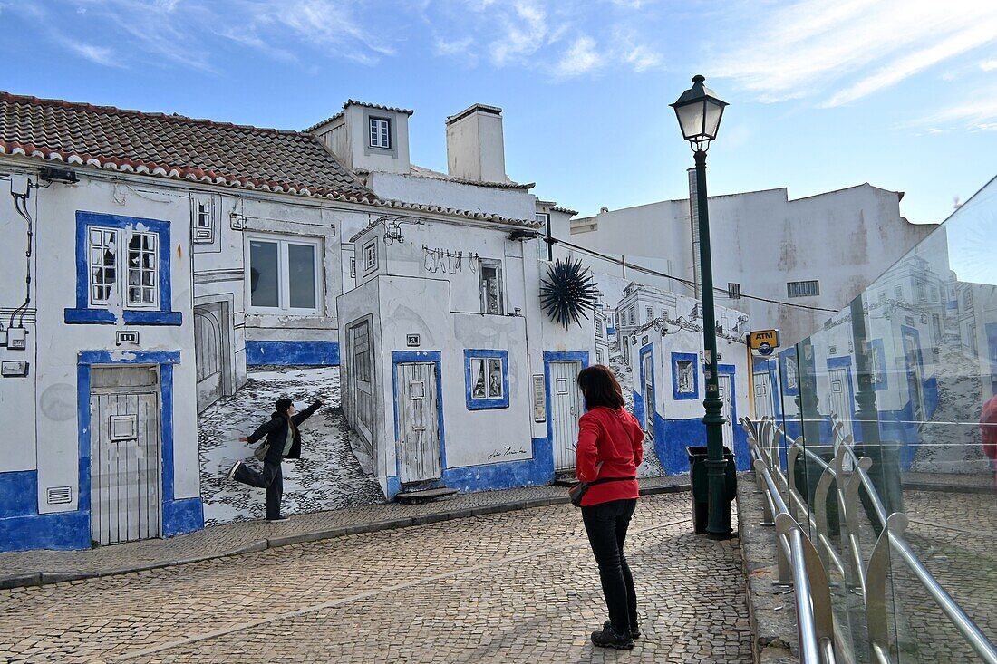 Alte typische bemalte Fischerhäuser am Hafen von Ericeira, Atlantikküste, Region Lissabon, Portugal