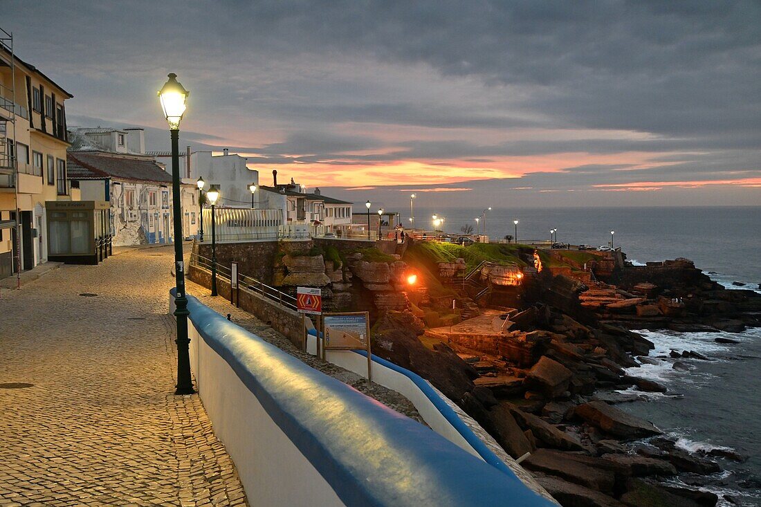 Uferpromenade im Sonnenuntergang in Ericeira, Atlantikküste, Region Lissabon, Portugal