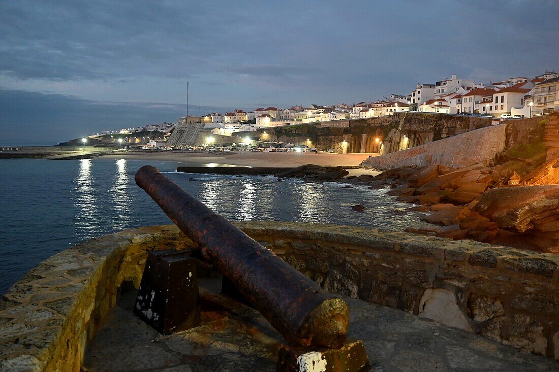Alte Kanone an der Uferpromenade mit Blick auf den Ort, Ericeira, Atlantikküste, Region Lissabon, Portugal