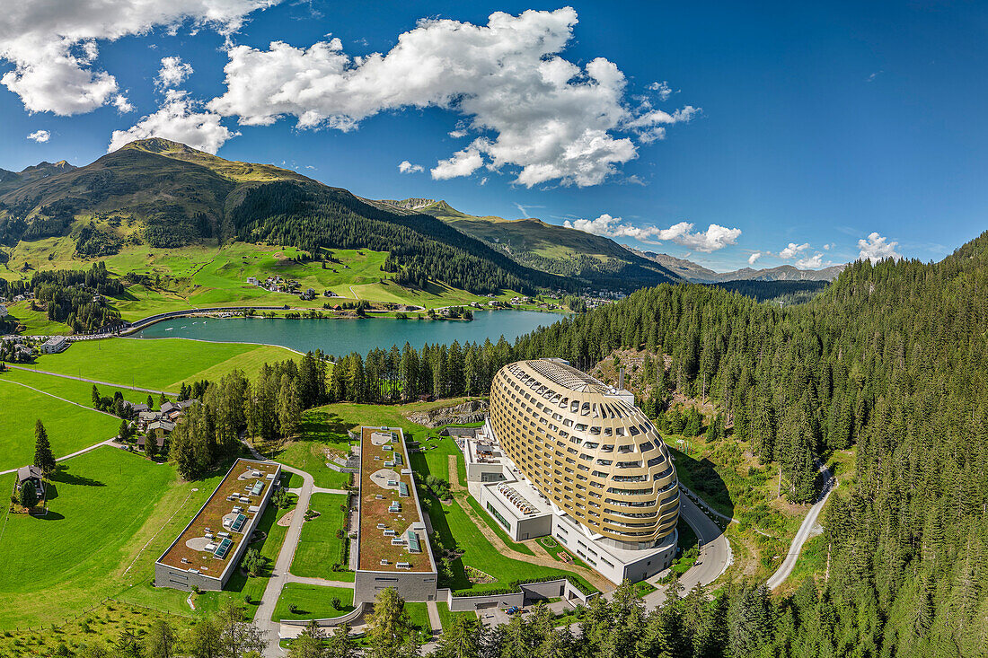 Luftaufnahme von AlpenGold Hotel und Davosersee, Davos, Silvretta, Graubünden, Schweiz