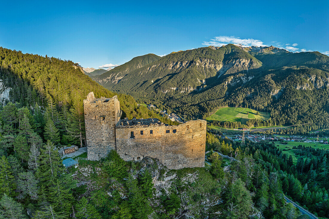 Luftaufnahme der Burgruine Belfort, Brienz, Albula, Graubünden, Schweiz