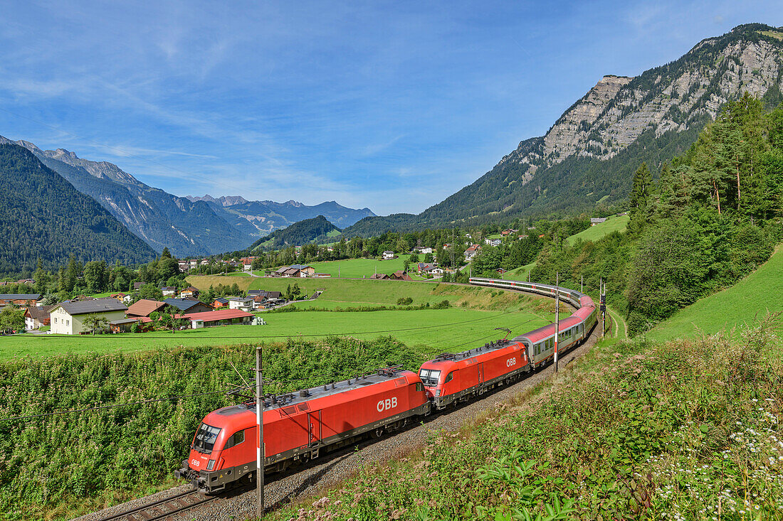 Bahn fährt über langgezogene Kurve, Brazer Bogen, Braz, Vorarlberg, Österreich