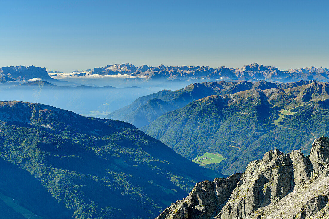 Blick vom Keilbachjoch auf Ahrntal und Dolomiten mit Marmolada, Keilbachjoch, Zillertaler Alpen, Naturpark Zillertaler Alpen, Tirol, Österreich