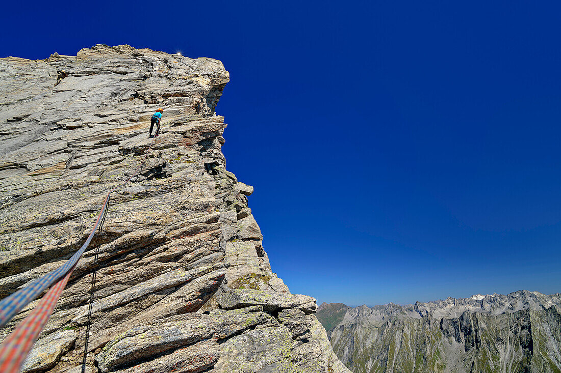 Frau beim Klettern seilt von der Zsigmondyspitze ab, Zsigmondyspitze, Zillertaler Alpen, Naturpark Zillertaler Alpen, Tirol, Österreich
