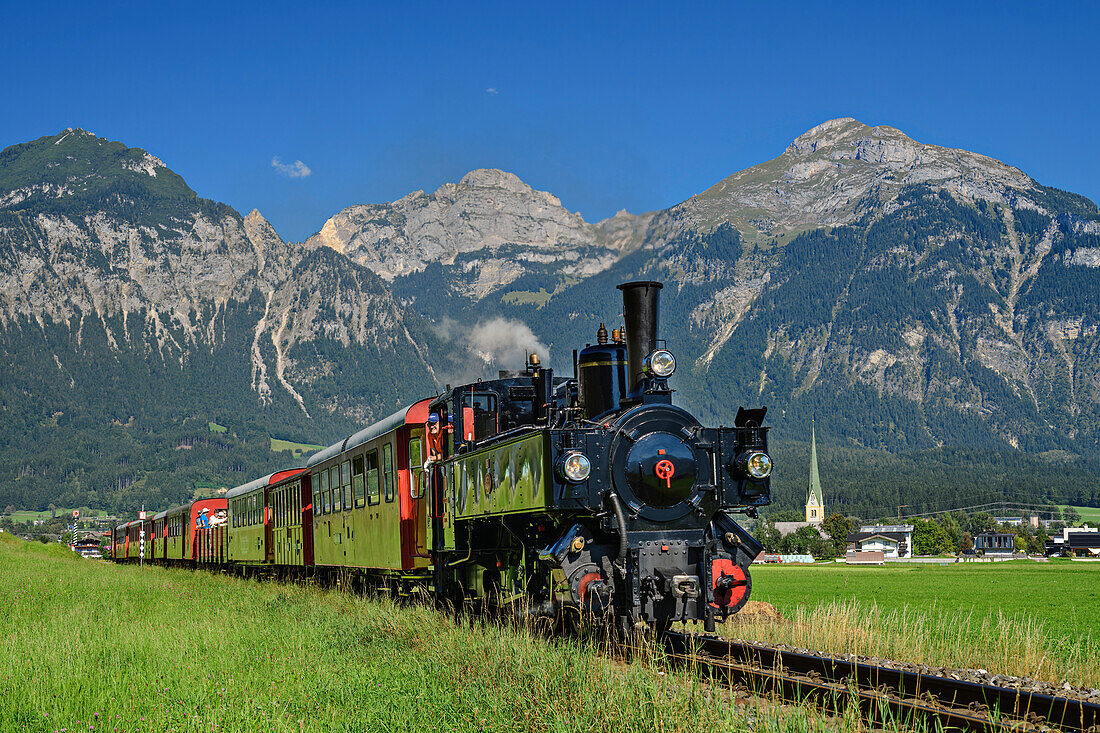 Dampflok der Zillertalbahn mit Rofan im Hintergrund, Zillertal, Tirol, Österreich