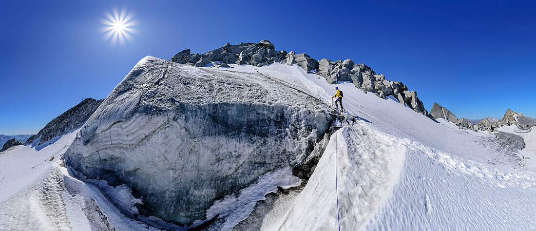 Panorama mit Frau beim Bergsteigen steigt über Gletscher auf, Schwarzensteinkees, Schwarzenstein, Zillertaler Alpen, Naturpark Zillertaler Alpen, Tirol, Österreich