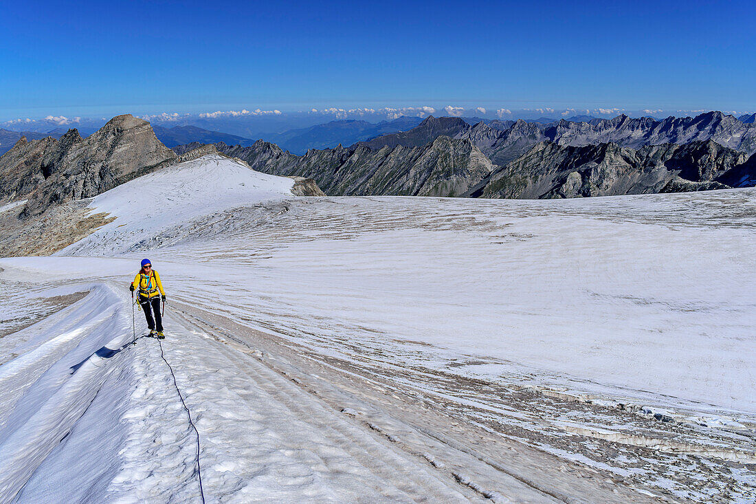 Frau beim Bergsteigen steigt über Gletscher auf, Schwarzensteinkees, Schwarzenstein, Zillertaler Alpen, Naturpark Zillertaler Alpen, Tirol, Österreich