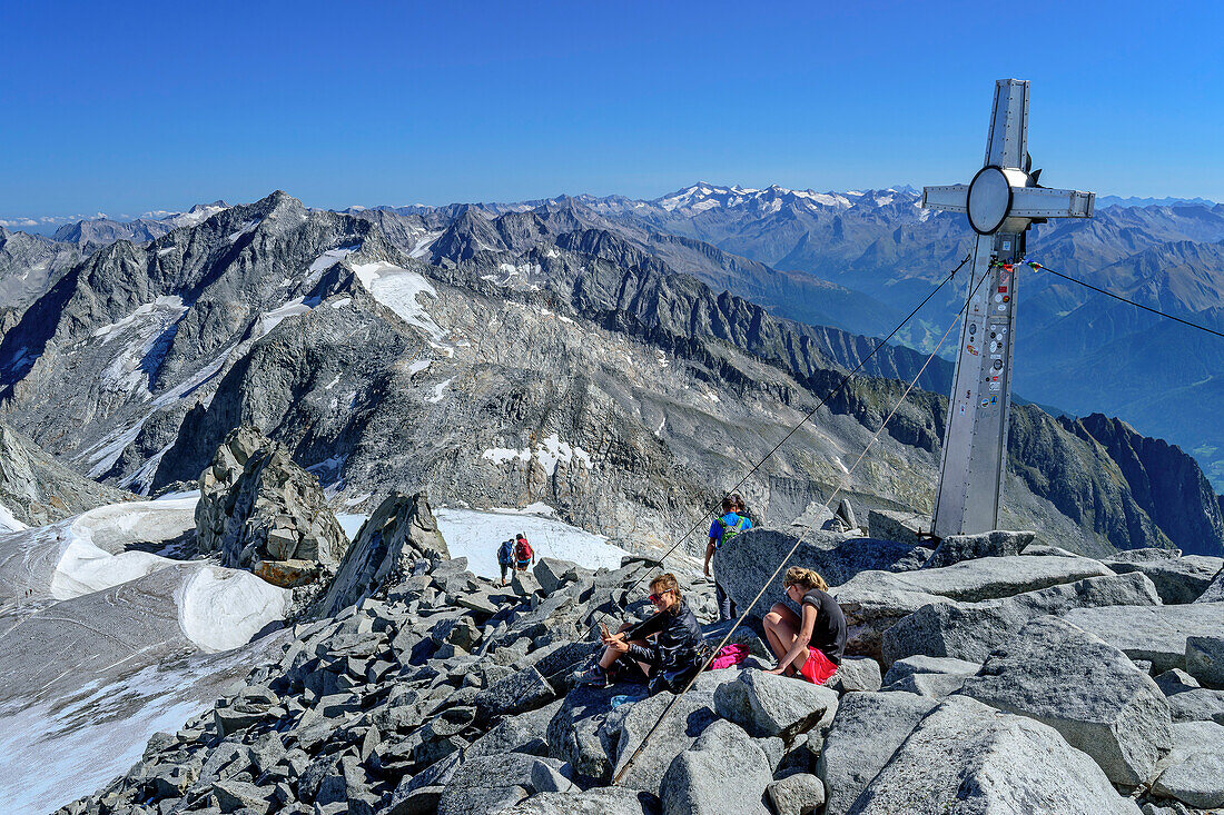 Mehrere Personen am Gipfel des Schwarzenstein, Zillertaler Alpen, Naturpark Zillertaler Alpen, Tirol, Österreich