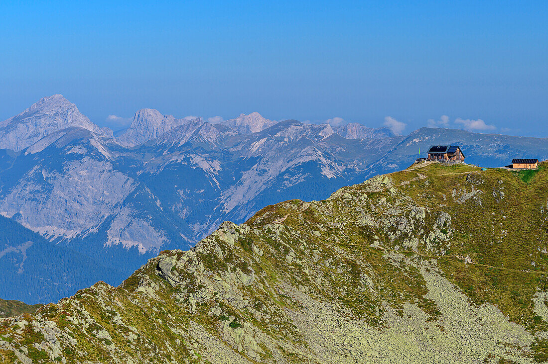 Kellerjochhaus mit Karwendel im Hintergrund, vom Kuhmesser, Tuxer Alpen, Tirol, Österreich