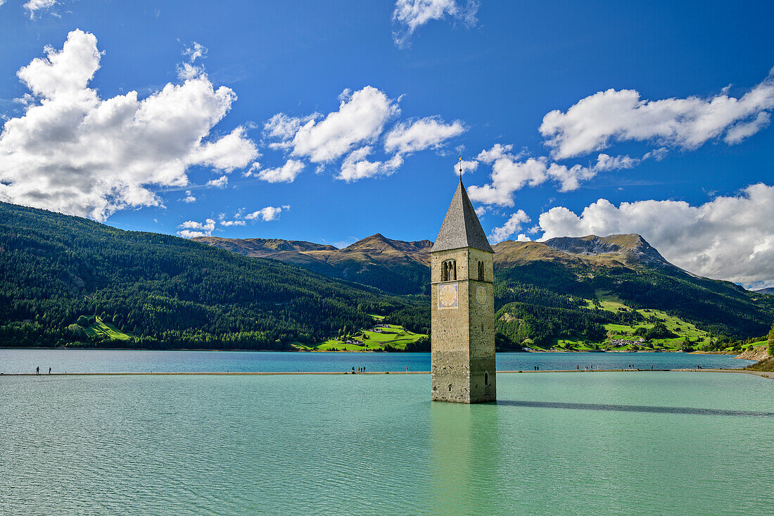 Kirchturm von Alt-Graun im Reschensee mit Vinschgauer Bergen, Reschensee, Vinschgau, Südtirol, Italien