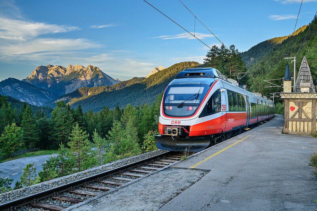 Bahn fährt von Mittenwald nach Innbruck, Karwendel im Hintergrund, bei Seefeld, Karwendelbahn, Mittenwaldbahn, Tirol, Österreich