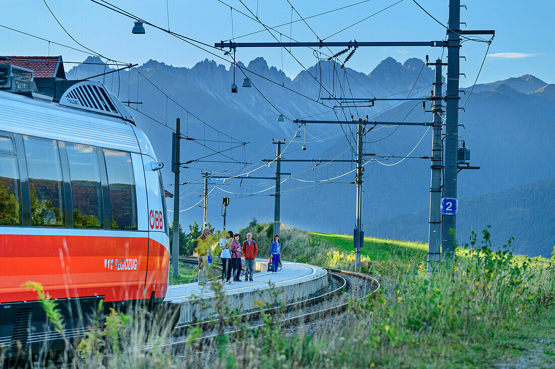 Bahn fährt von Mittenwald nach Innbruck mit Blick auf Kalkkögel, bei Reith, Karwendelbahn, Mittenwaldbahn, Tirol, Österreich