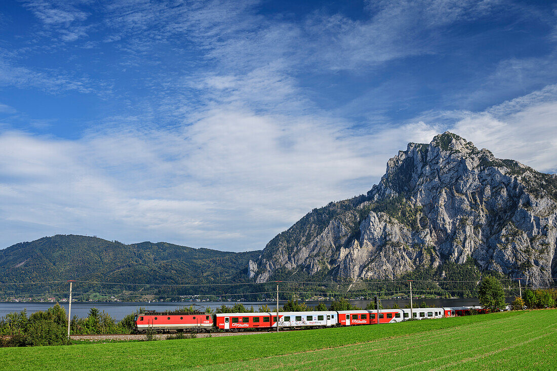 Bahn fährt an Traunsee und Traunstein vorbei, Salzkammergutbahn, Salzkammergut, Oberösterreich, Österreich