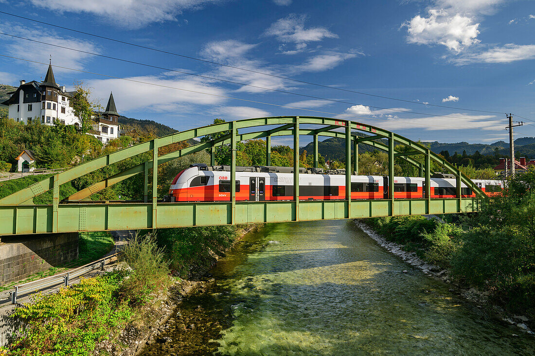  Train runs on bridge over Traun, Bad Ischl, Salzkammergutbahn, Salzkammergut, Upper Austria, Austria 
